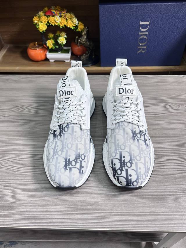 Dior -高端品质 原单 2024早春 -鞋面：Sp高级牛二层 顶级丝光立体面料 -内里：内里；高级羊皮里，垫脚；顶级牛皮 -大底：超轻精品橡胶； -超高品控